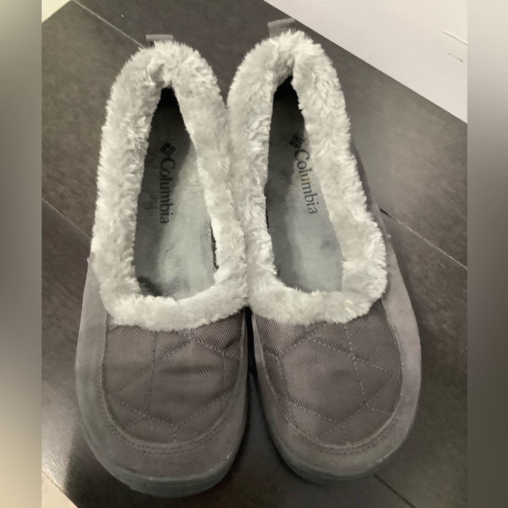 Columbia women’s shoes Sz 7. Fur lining at ankle.Hard rubber sole with traction